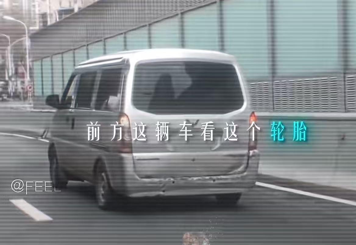 这个交警暖哭了全网！农民工超载运货，被交警当场抓获！交警要开罚单，可农民突然哭着