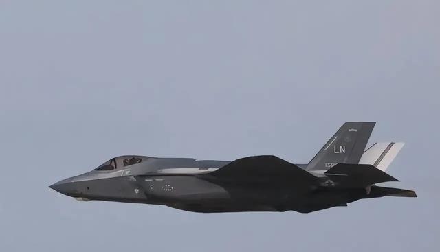 一位美籍华人曾表示：“自从美国用B2轰炸了伊朗之后，让中国人彻底失去了信
