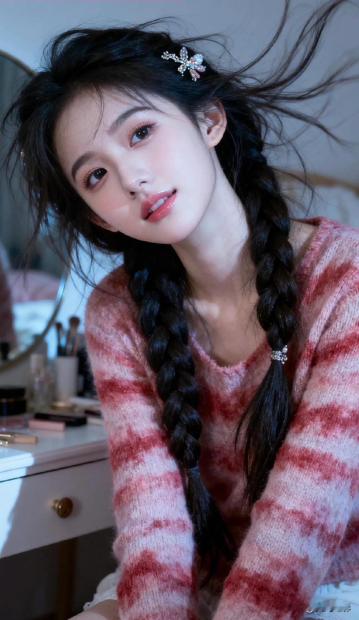 光之影少女心满满，粉色的毛衣搭配黑色长辫，可爱又甜美！💖✨温柔粉色上衣淡