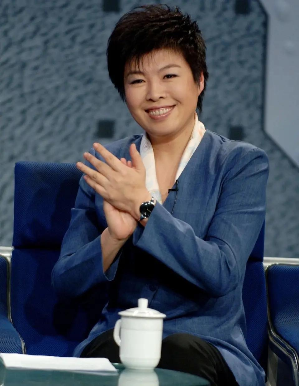 清华大学哲学系教授肖鹰，出来批过或举报过的人:1. 于丹发文批评于丹解读《