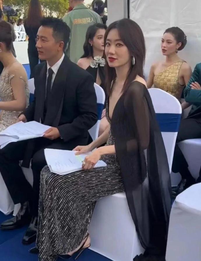 张小斐胸不大却穿低胸装，旁边的黄轩都有点不敢低头看