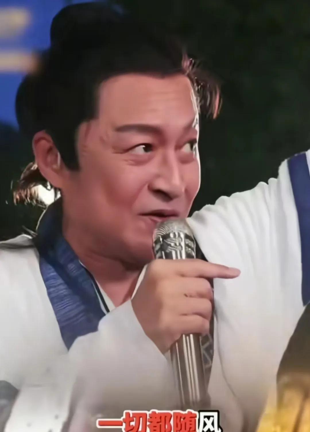 马景涛回应直播晕倒因为天气太热了。现在已经没事了，告诉大家不用担心。但你们发