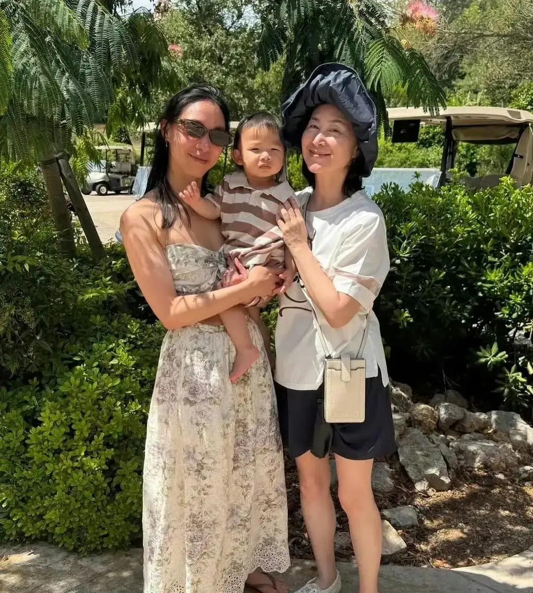 63岁的何超琼与她的干女儿及干外孙一同出游，尽享天伦之乐。尽管岁月在她脸上留下了