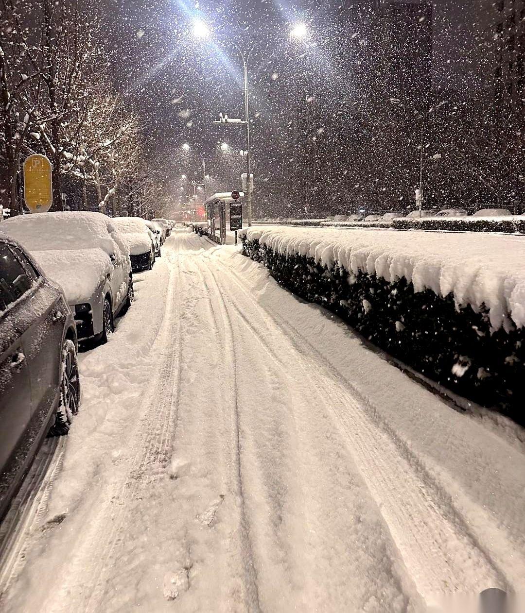 这世界其实是两个。一个，是凌晨三点趴在窗户边看雪的人。另一个，是凌晨三点在街