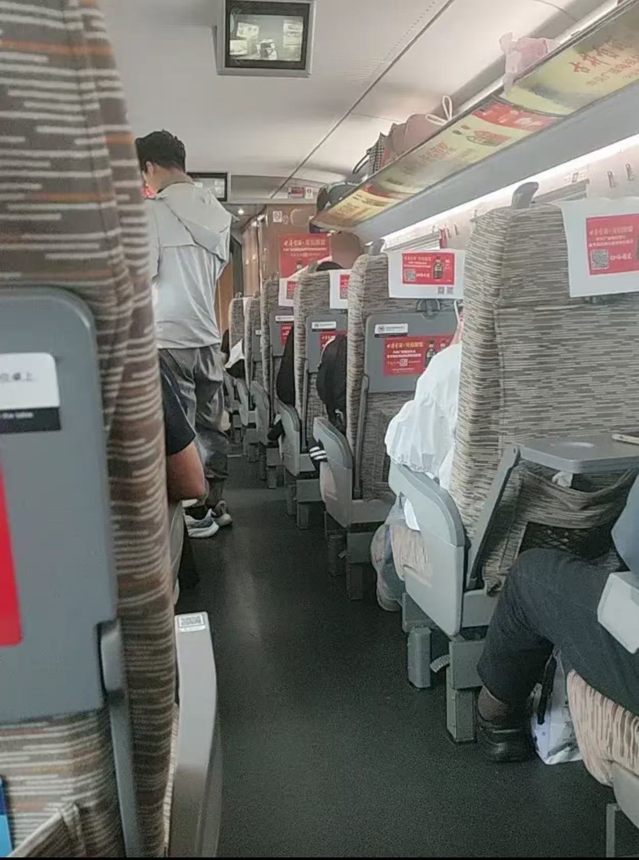 高铁上，乘务员推着餐车推销午饭，一位东北大姐说来一份。服务员问：“你好，有35的