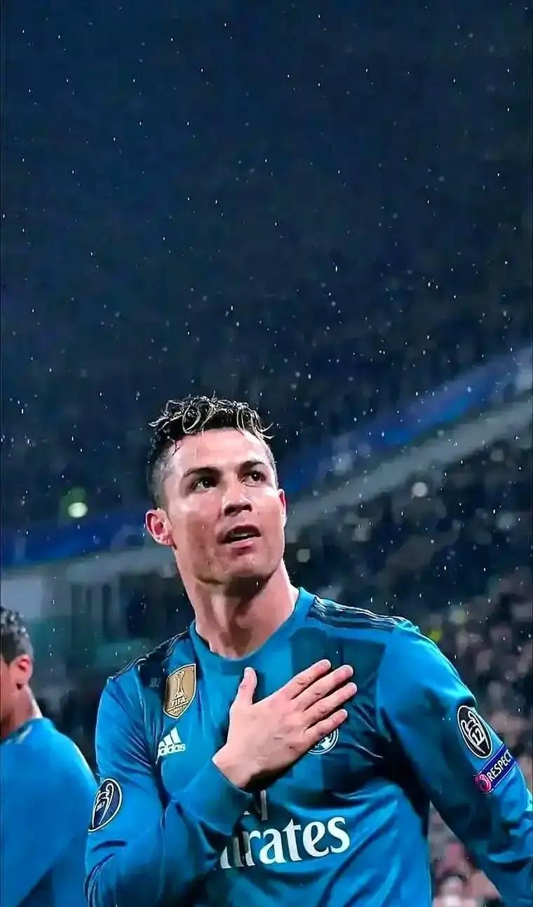 C罗的转会费，够皇马买下整个三连冠中场，还剩3000万欧。你只看到了舞台中央的