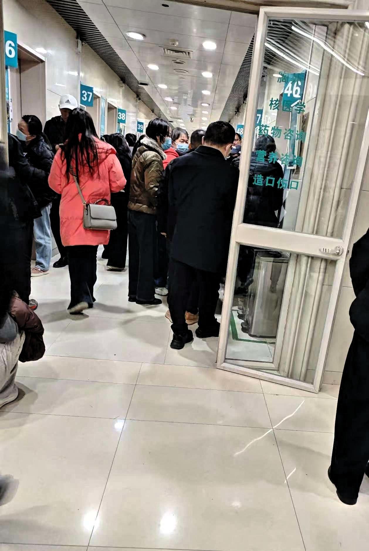 医院角落的哭声，看得人心里发沉医院角落里，13岁男孩的嚎啕大哭，让路过的人都