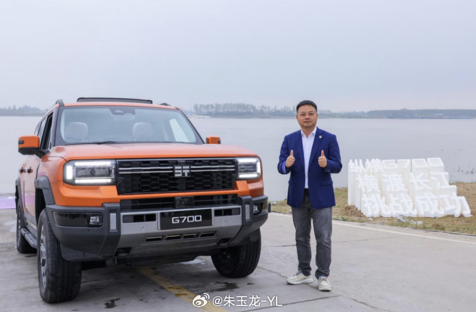 如果说仰望浮水往水里开是个开始，那捷途纵横G700横渡长江，这就有点把车当船用的