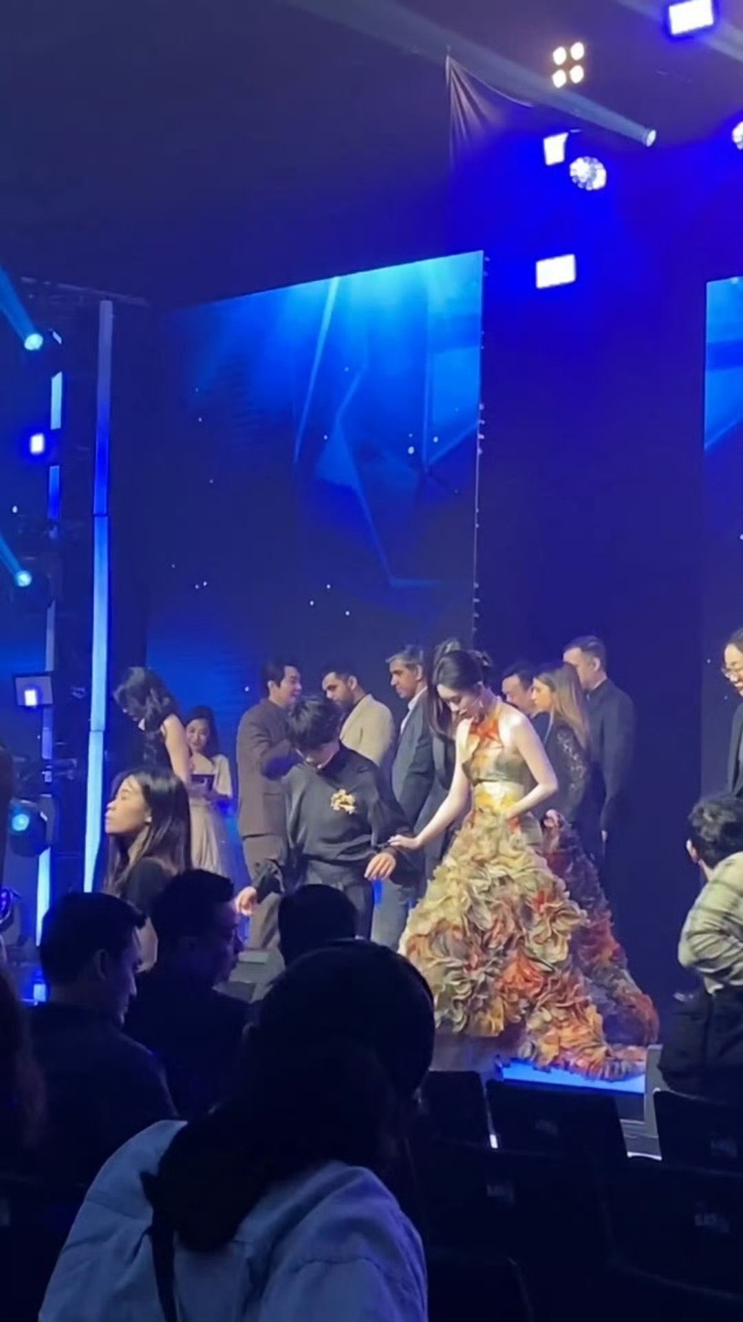 双向奔赴的美好瞬间！绅士翊然+美腻孟姐，画面太治愈～