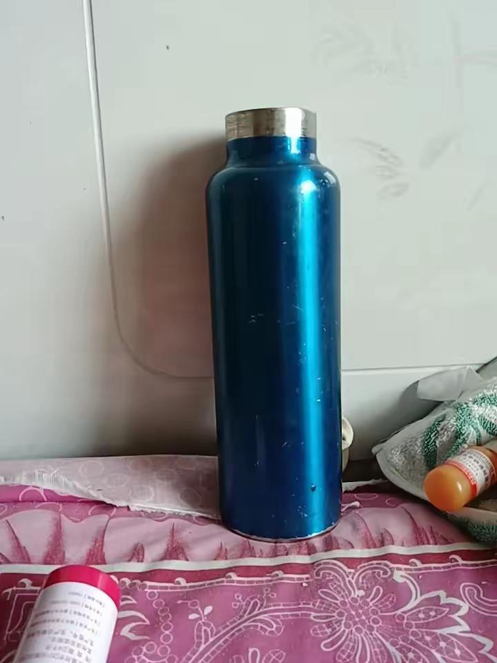 我妈妈有一个雷打不动的习惯，坚持了好几十年，那就是每天早上醒来，第一件事就是喝一