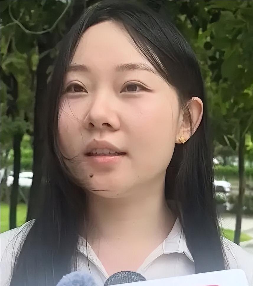 深圳，19岁外卖小哥在送餐途中不幸摔倒，连人带车狠狠摔到地上，浑身是伤起不来，恰