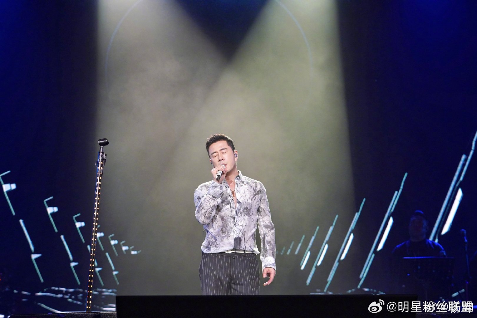 杨坤瘦了好多杨坤这次是真的瘦了！从本人分享来看，最近不仅在调整饮食习惯，还保持