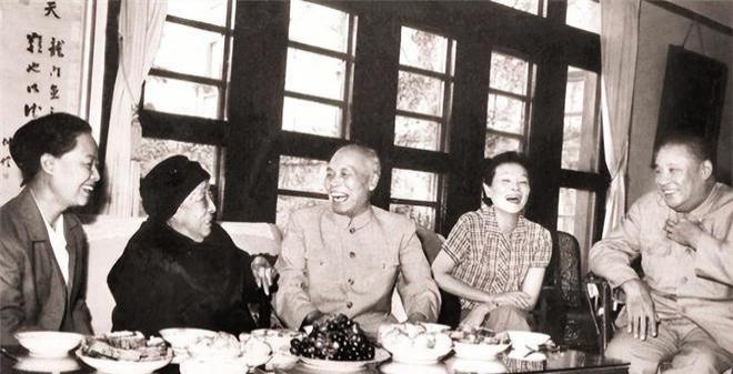 1965年9月23日，何香凝在家中设宴，款待刚从美国归国不久的李宗仁、郭德洁夫妇
