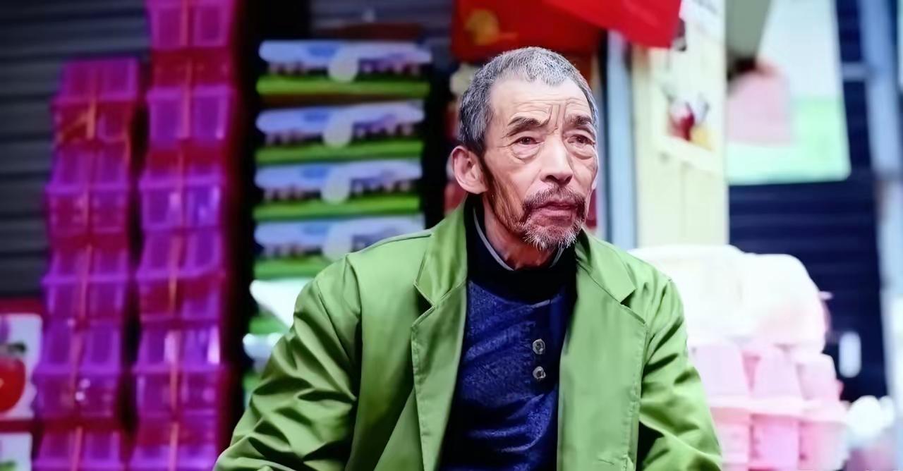 1992年,武汉江汉路的煎饼摊主,捡回2个弃婴。为养她们终生未娶,二十年后,女儿