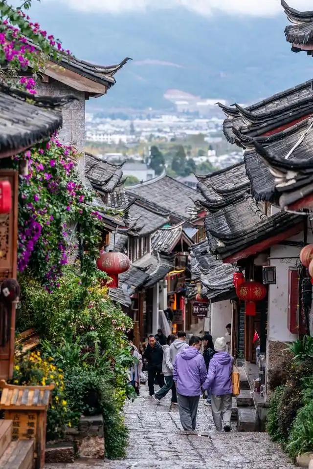 云南简直是旅游宝藏地！昆明四季如春，滇池从每年10月到次年3月能免费看红嘴鸥，拍