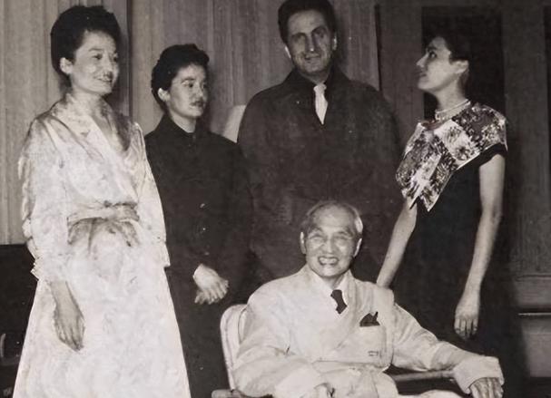 1910年，30岁的中国男人迎娶了15岁的法国姑娘， 新娘的母亲笑得合不拢嘴，怎