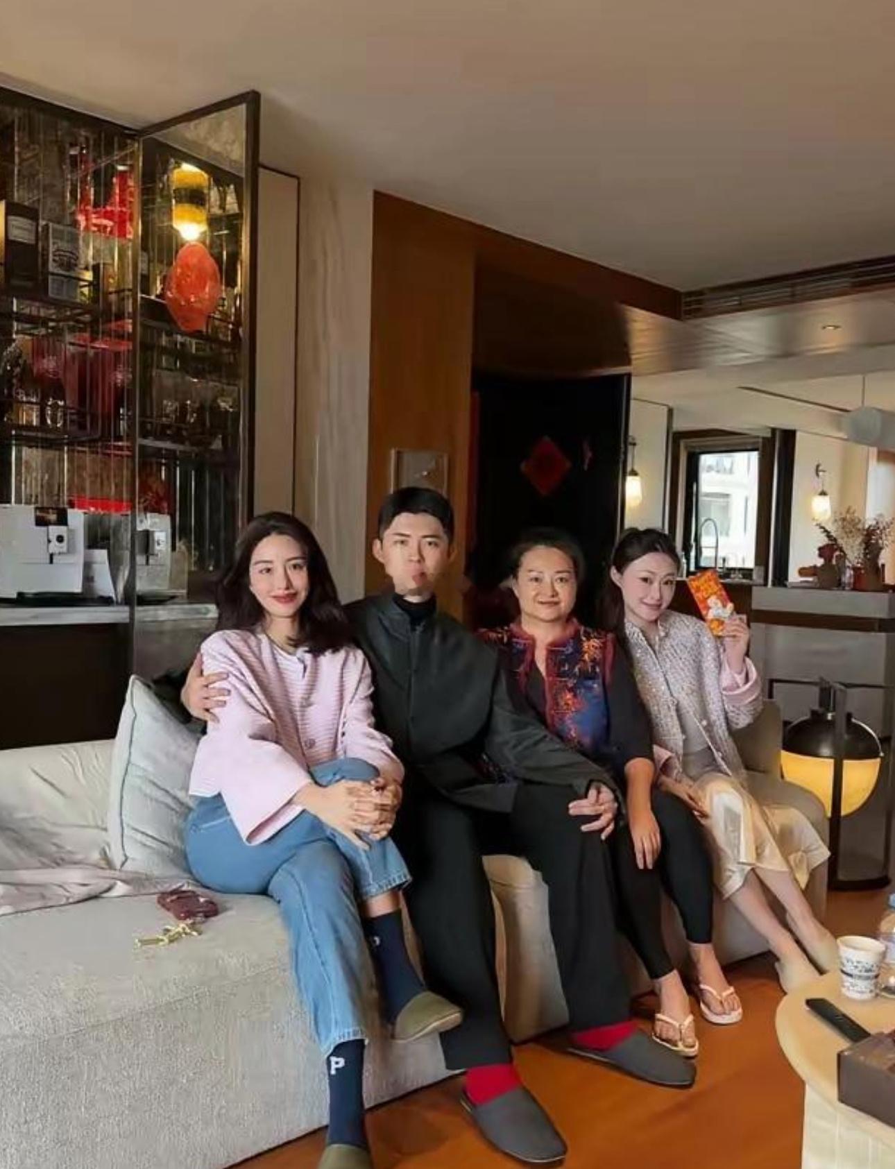 这是演员杨采钰和其丈夫张向荣（福建金鹿集团第三代继承人），婆婆以及小姑子的合影，