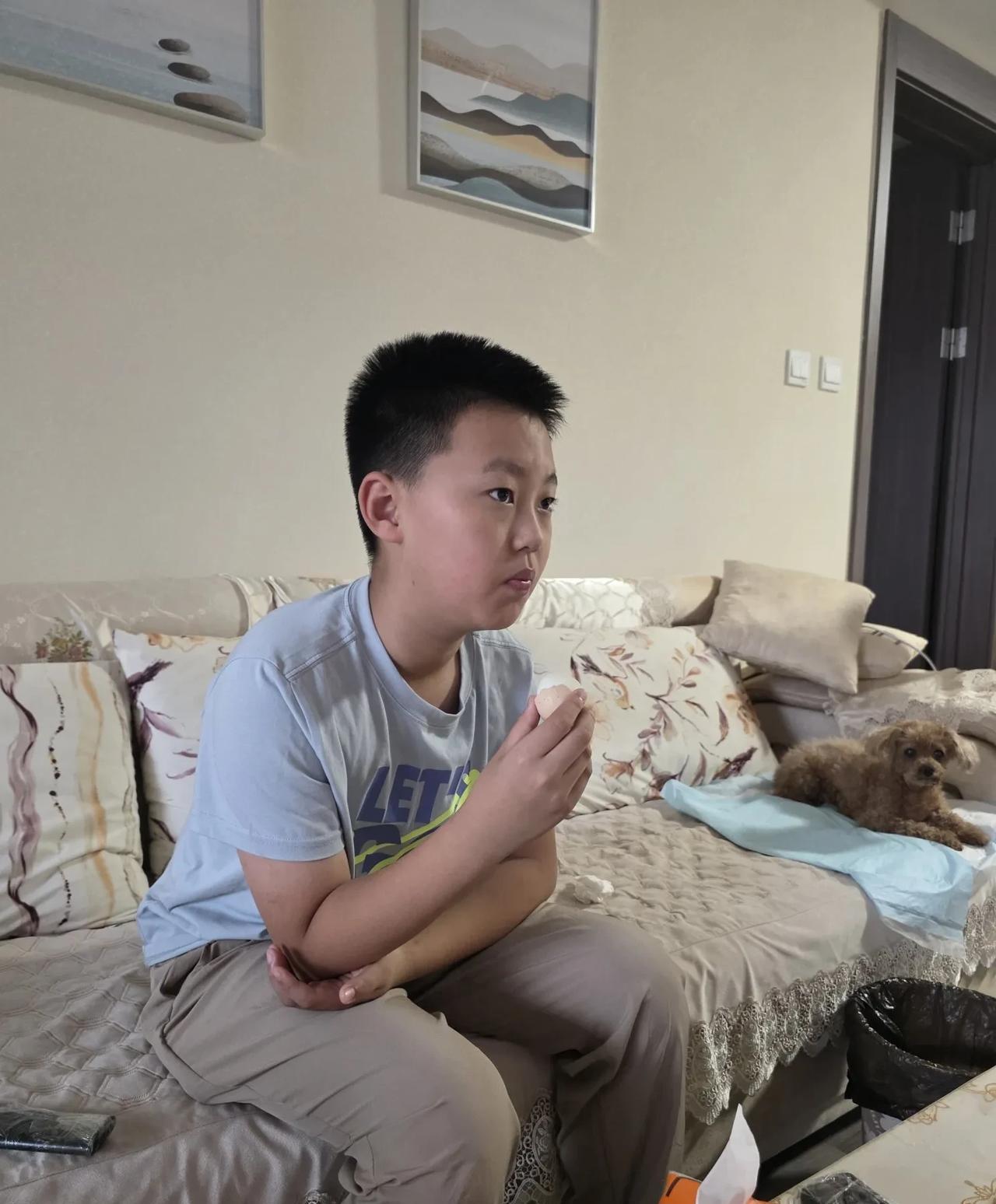 上午9点才起床，我没有喊醒他……让他多睡会儿吧，好不容易放假，应该好好休息，我