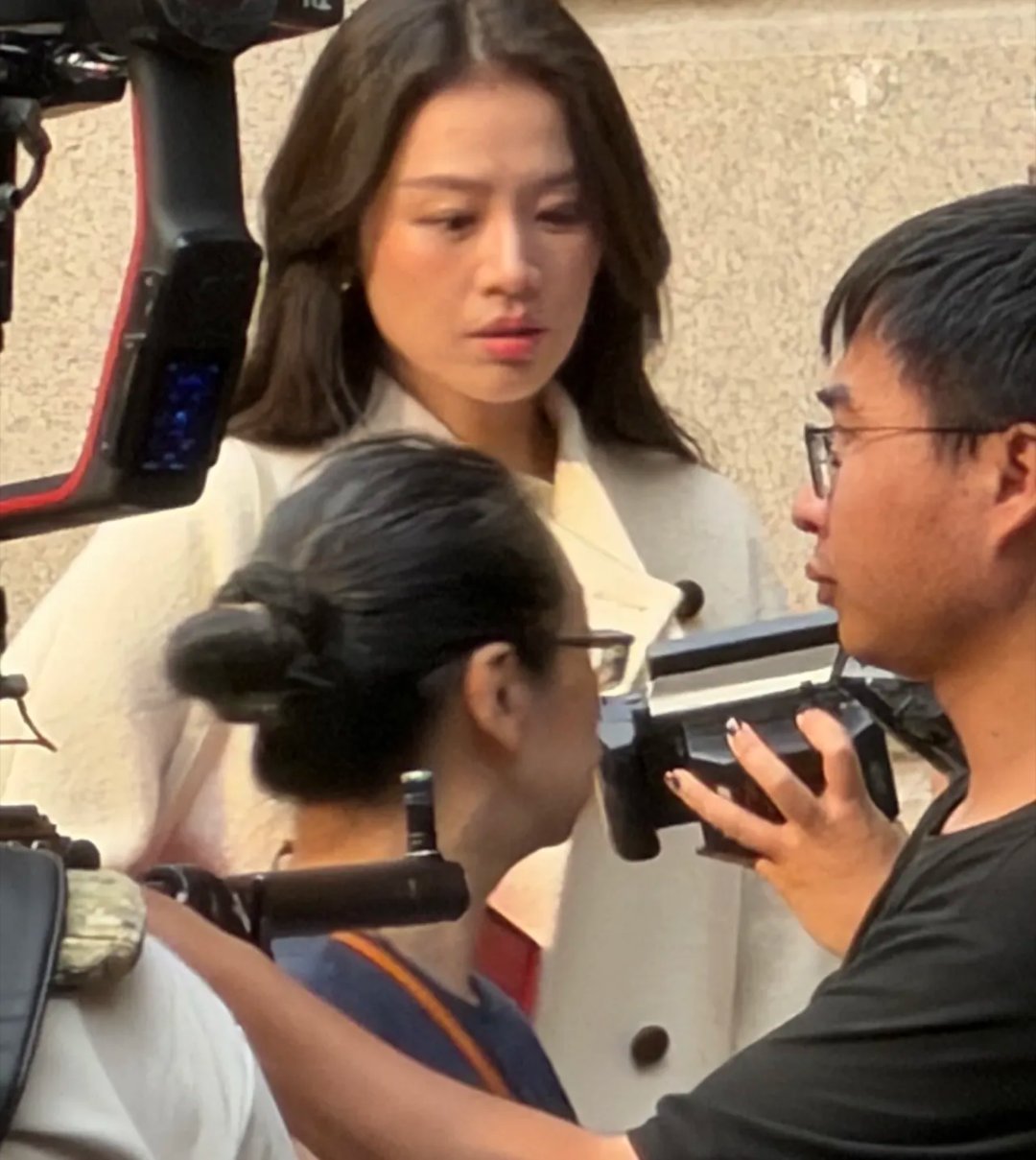 蒋雯丽外甥女、38岁马思纯在上海街头拍广告，别人穿短袖她穿大衣，五官很普通。​