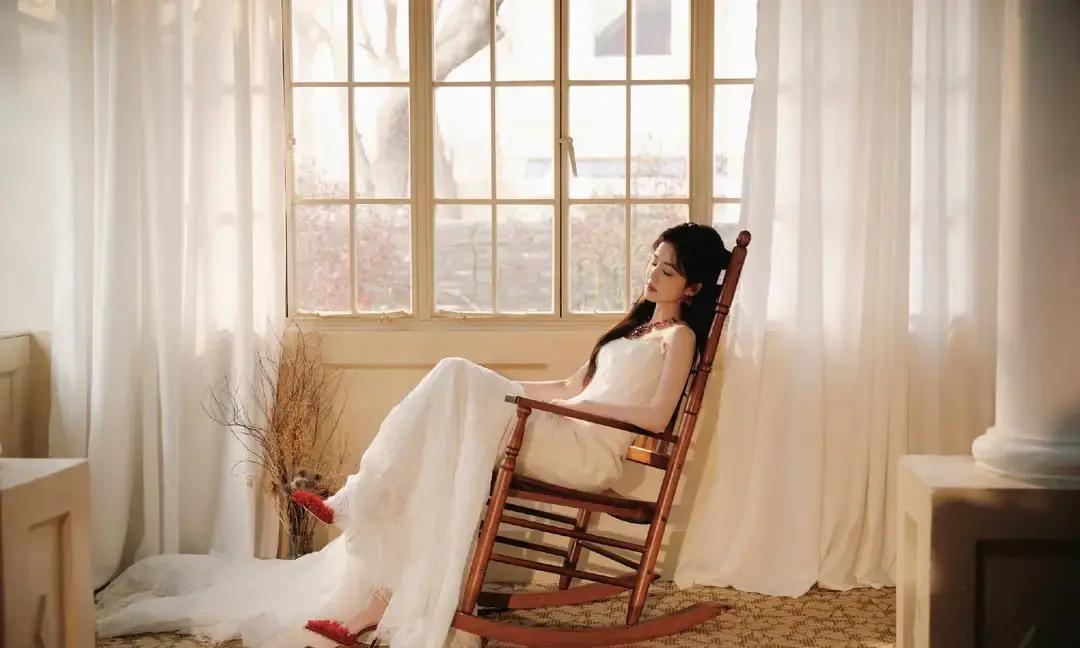 明星休息=消失？她两个月没拍戏，却让一条项链搜爆全网。白鹿最近推开所有剧本