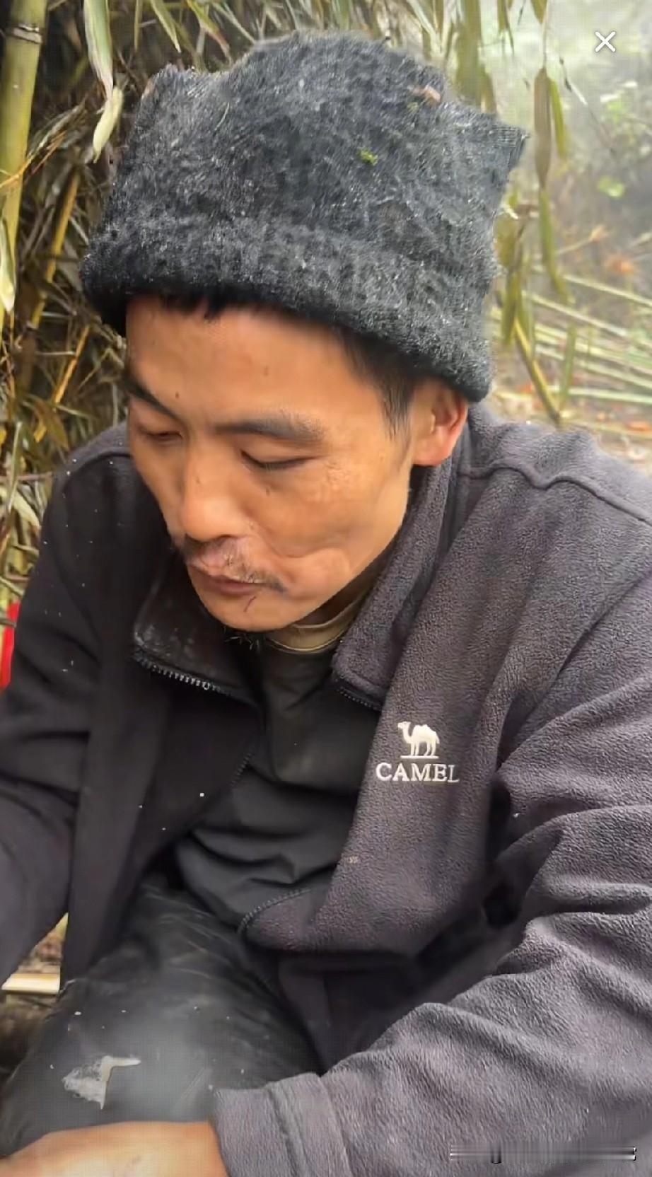 谁敢相信刀疤哥是90后。。。我直接愣了：镜头里蹲在竹林落叶堆里的男人，帽子沾