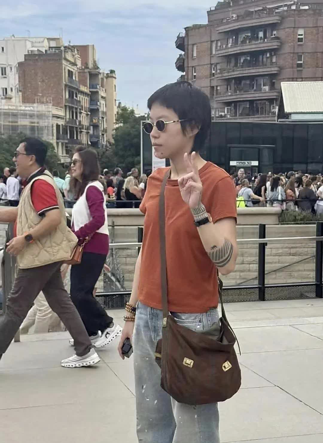 王菲大女儿窦靖童，现身西班牙独自逛街。她28岁了似乎从来没交过男朋友，独来独往，