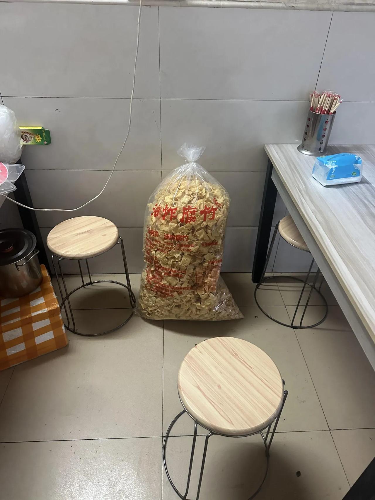 还有多少螺蛳粉店是自己炸腐竹的？炸蛋，猪脚，鸭脚，甚至汤底都是买来的。