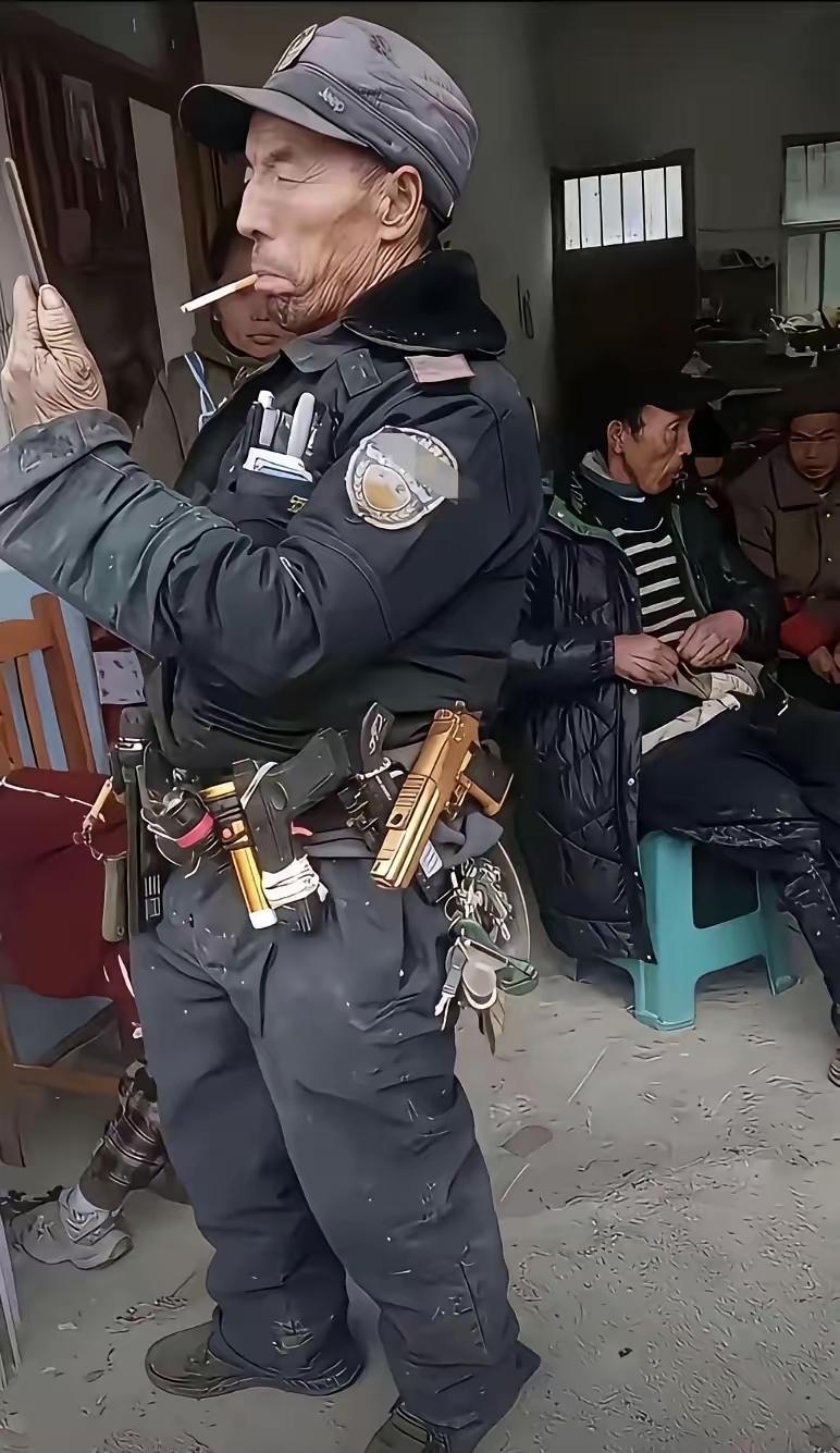 保安的帽子，老北京布鞋鞋，警察的上衣，矿工的裤子，还有就是腰间这么多的玩具，大爷