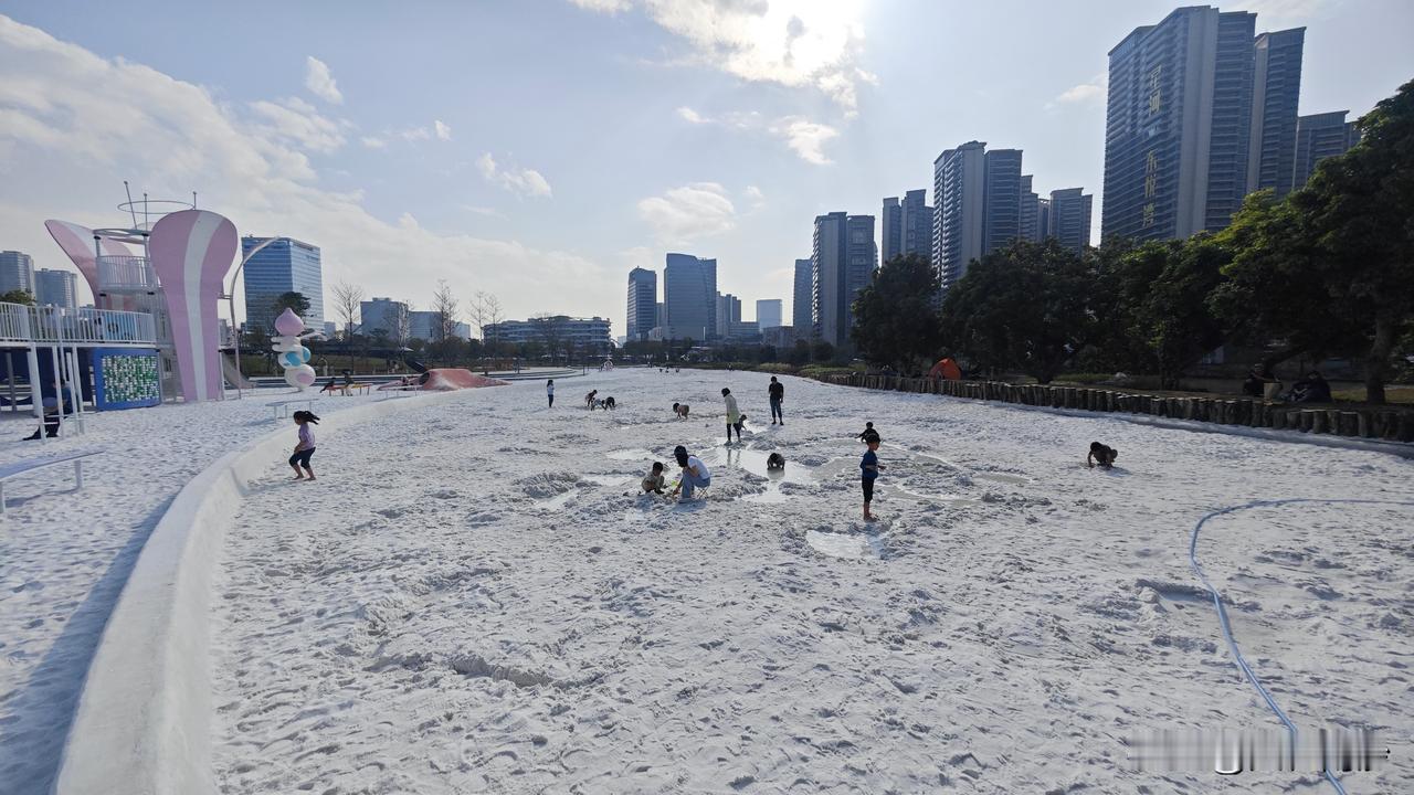 蕉门岛白沙滩，两个月后变成白沙漠了，只剩下一些小水池了。不知道是因为冬天天气冷不
