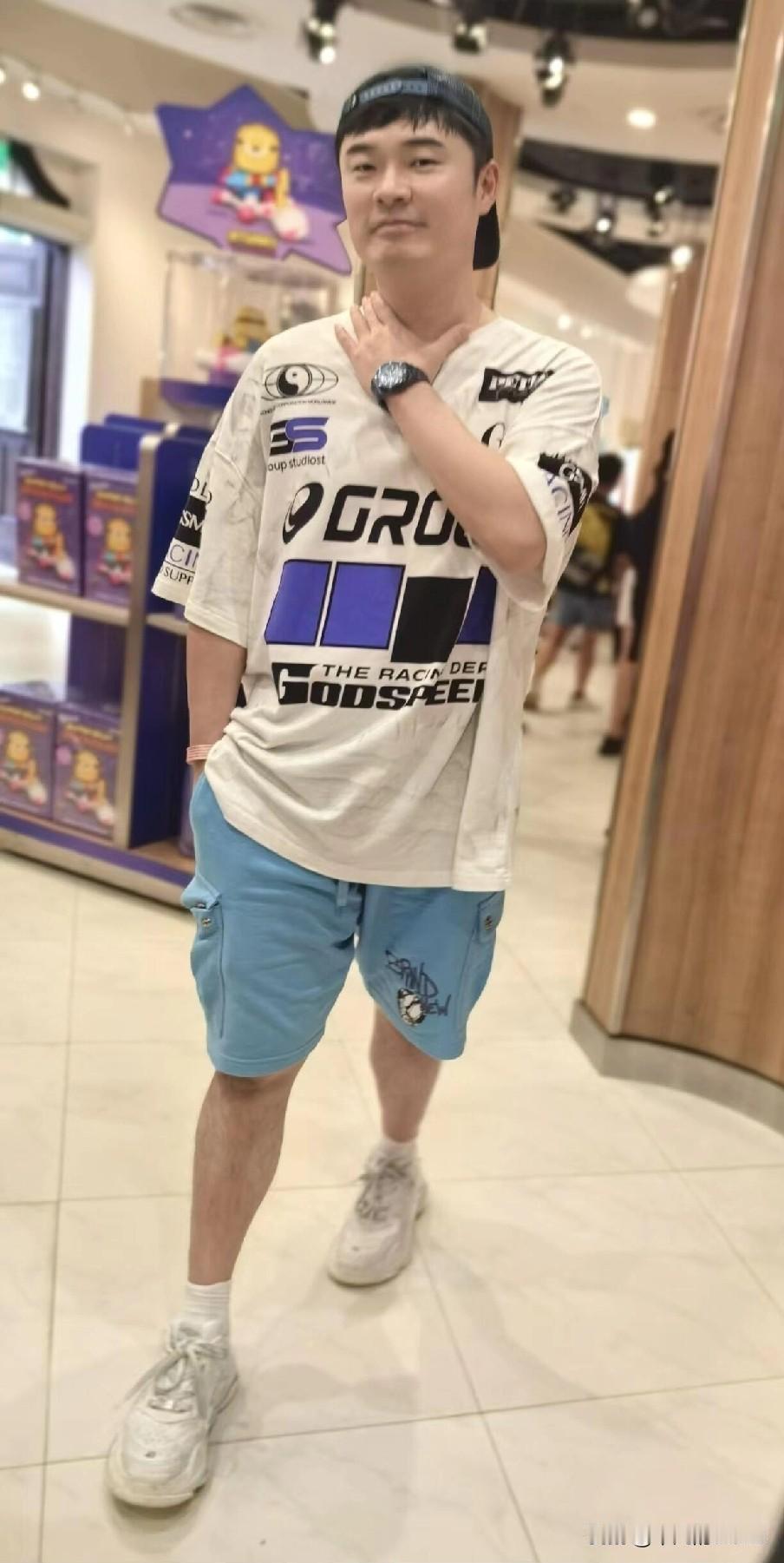 1月2日，陈赫与妻子张子萱到新加坡游玩被网友偶遇。他身穿白色短袖，下身搭配浅