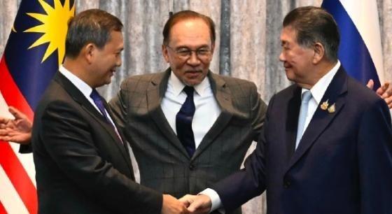 没想到泰柬边境打得正凶呢，柬首相洪玛奈却在国际上闹了个大笑话，直接上演“国际级社