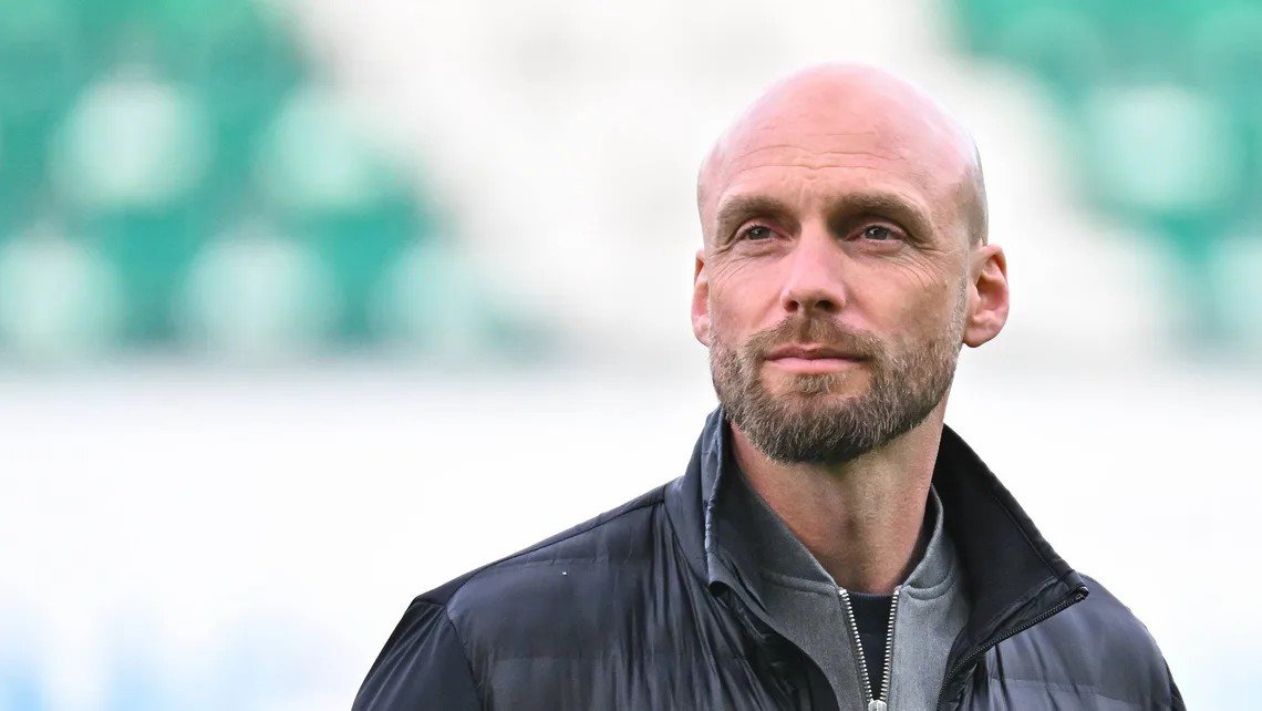 查了下多特蒙德新任体育总监奥勒·布克的履历，这人水平不错啊40岁的少壮派，取代凯