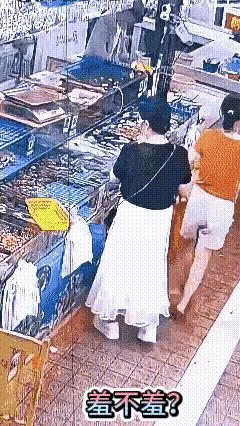 美女，羞不羞？！水产市场里，一女子戴眼镜，又戴着口罩，身穿黑T恤，白裙子，脚蹬
