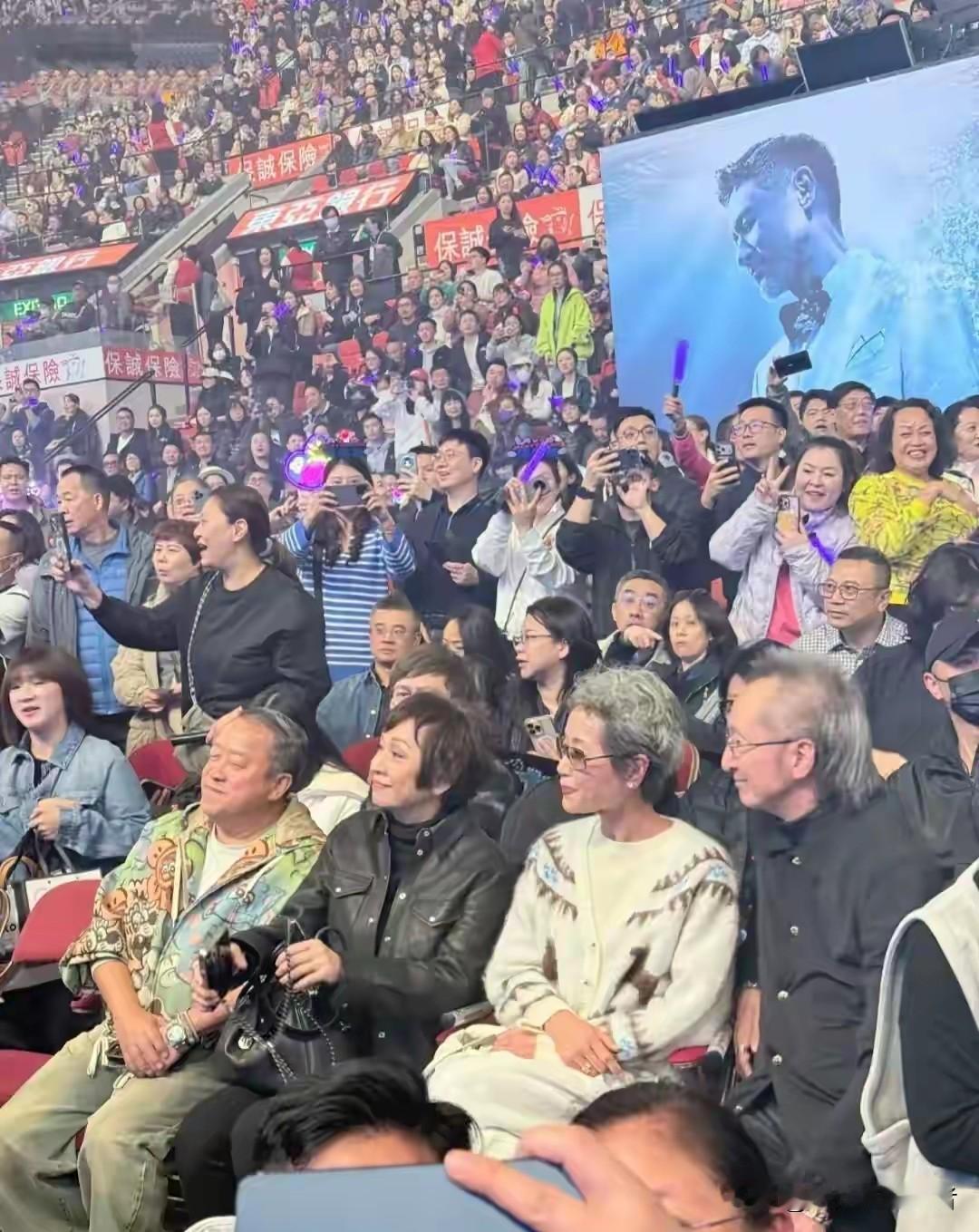 张学友演唱会真是热闹，叶童带着老公，曾志伟等都到了，确实老伙计们很难得啊！张学
