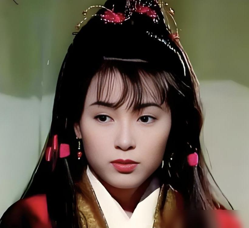 别再争谁是最美郭芙了。我告诉你，这根本不是选美，是选刀。是看谁能把那股又蠢又