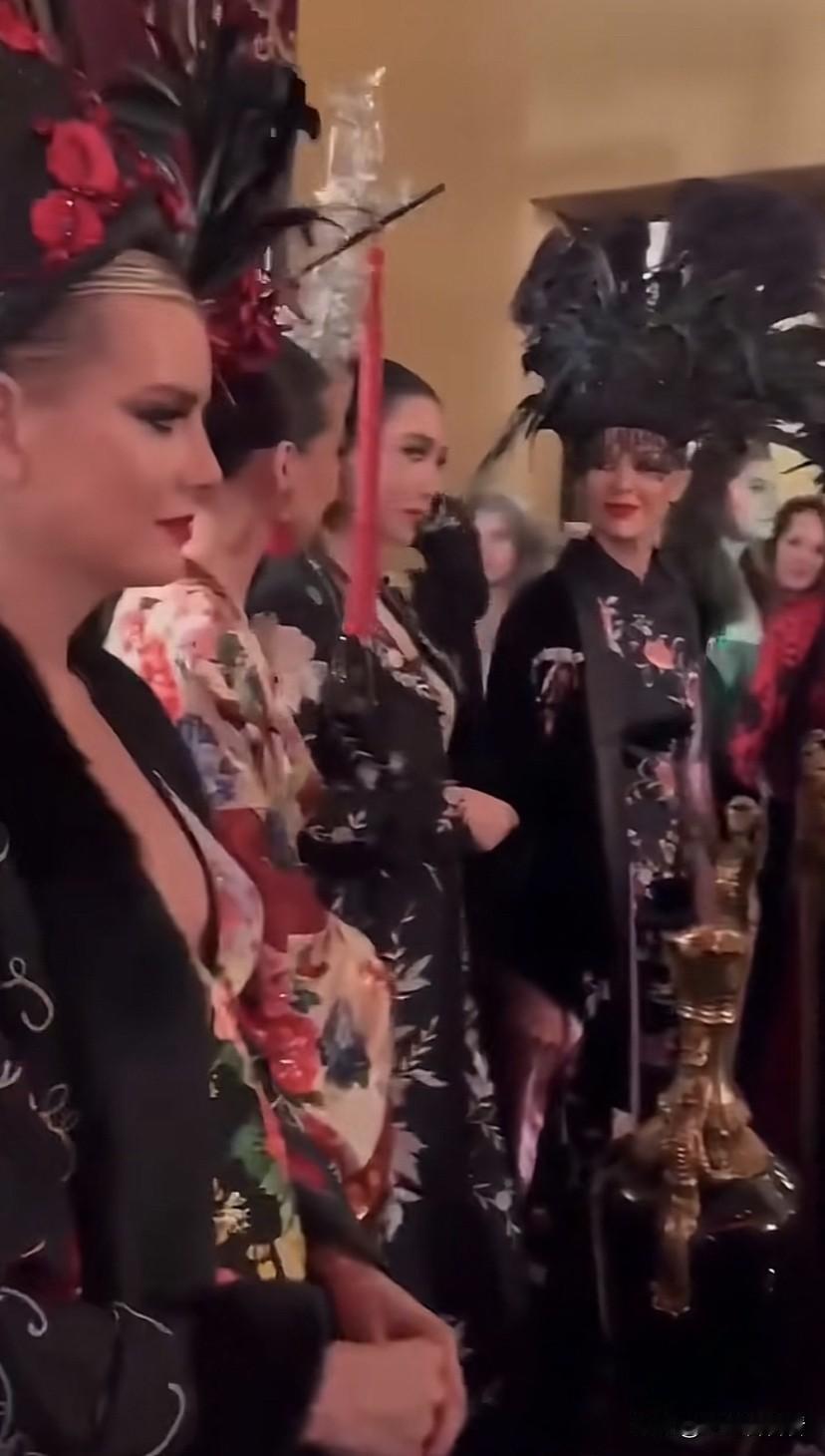 这是释永信赴美参加私人宴会的场面，现场美女如云，还有很多台摄影机对着，他坐在中间