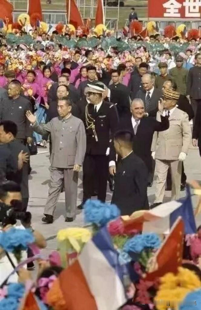 1973年9月11日下午，周恩来总理在北京首都机场迎接了应邀来访的法国总统乔治·