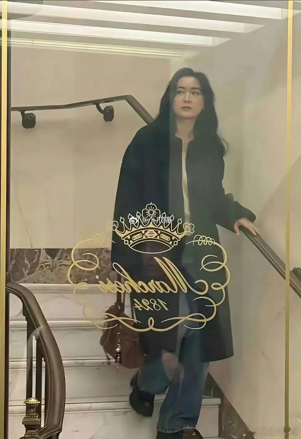 贾玲已经完全是另外的人了，不再肥胖搞笑，而是高冷时尚