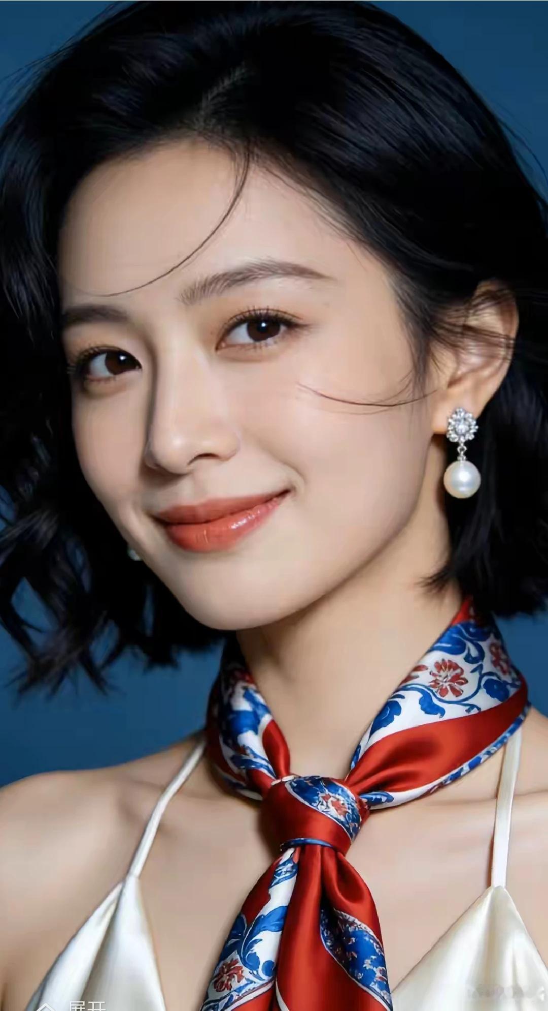 人生大舞台，开心不白来。生旦净末丑，都得走上台。可心你就笑，难受你就哭。