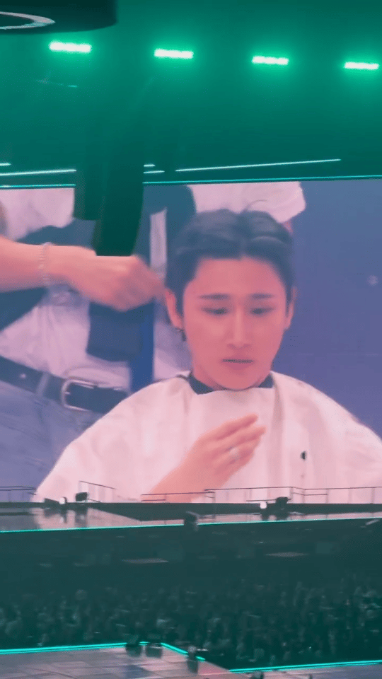 任昌均演唱会现场剃头，结果有人把他耳返的线给剪掉了