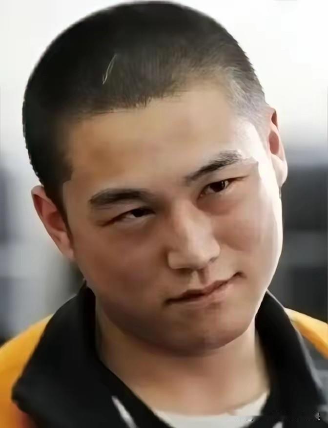 法庭上，20岁的马金库歪着身子，笑着对法官说：“求您判我死刑，谢谢。”​​死缓