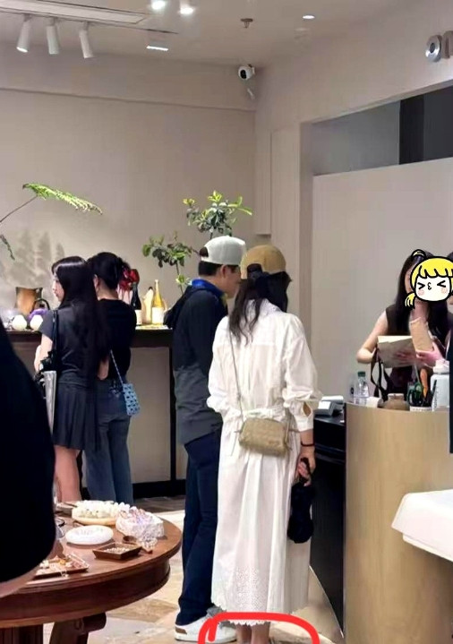 郭晶晶霍启刚上海购物被拍，我查了一下郭晶晶脚上的鞋子价格，直接张大了嘴巴——竟然