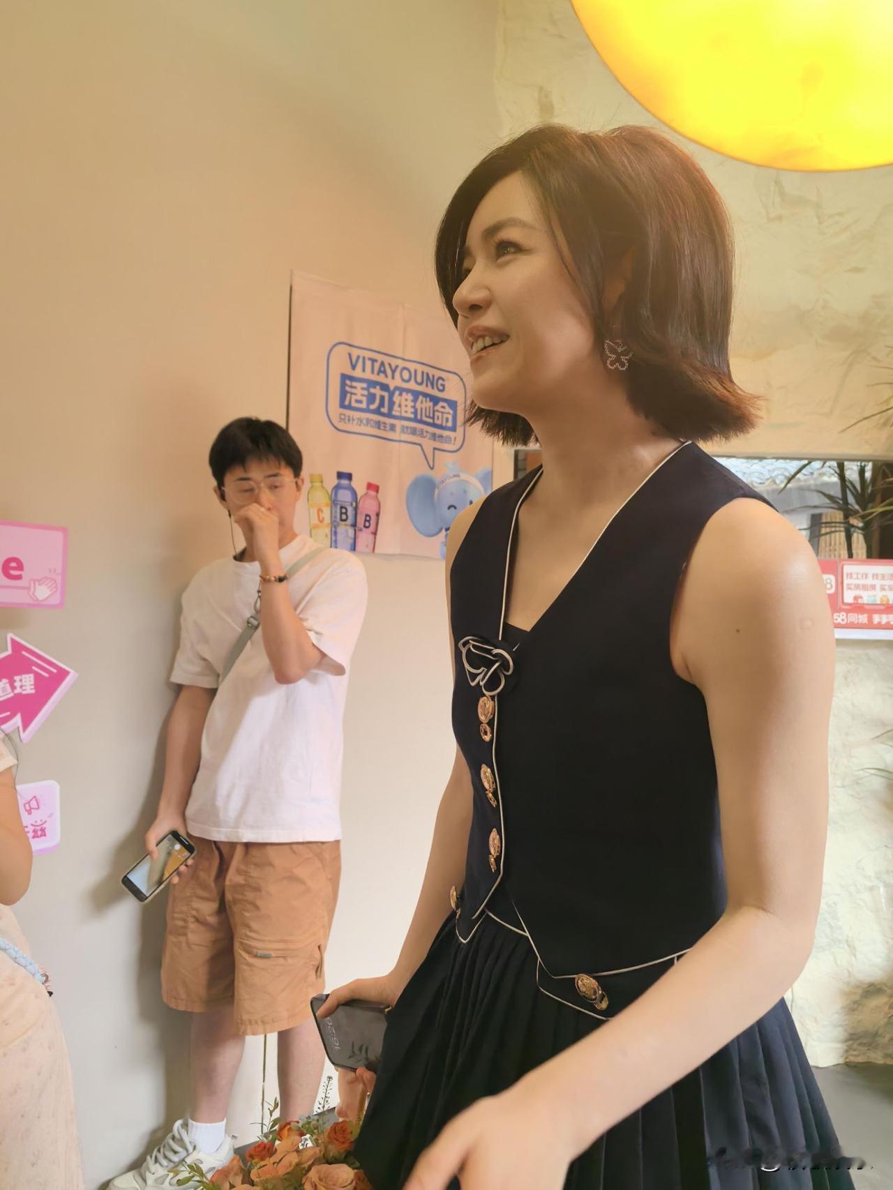 陈妍希变漂亮了！网友在重庆遇到陈妍希，她穿着深蓝色短裙，一头短发显得十分干练，笑