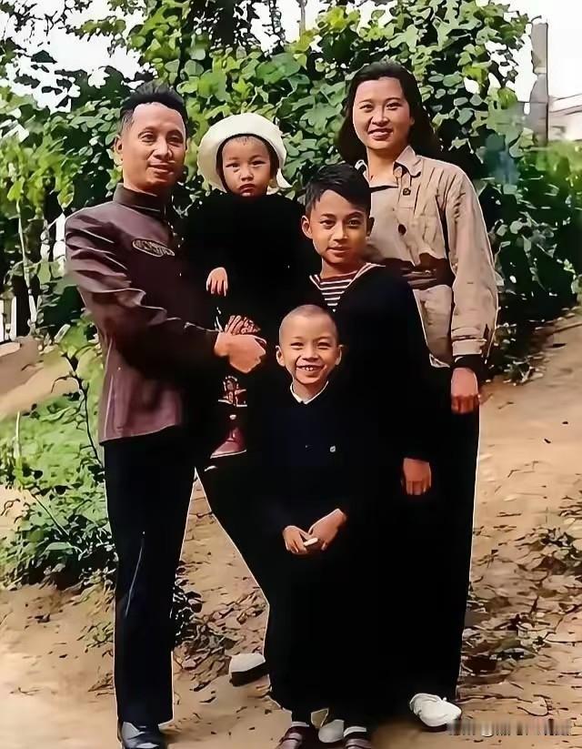 这是粟裕将军非常罕见的一张全家福，你知道粟裕抱着的孩子是谁吗？老照片说到粟裕