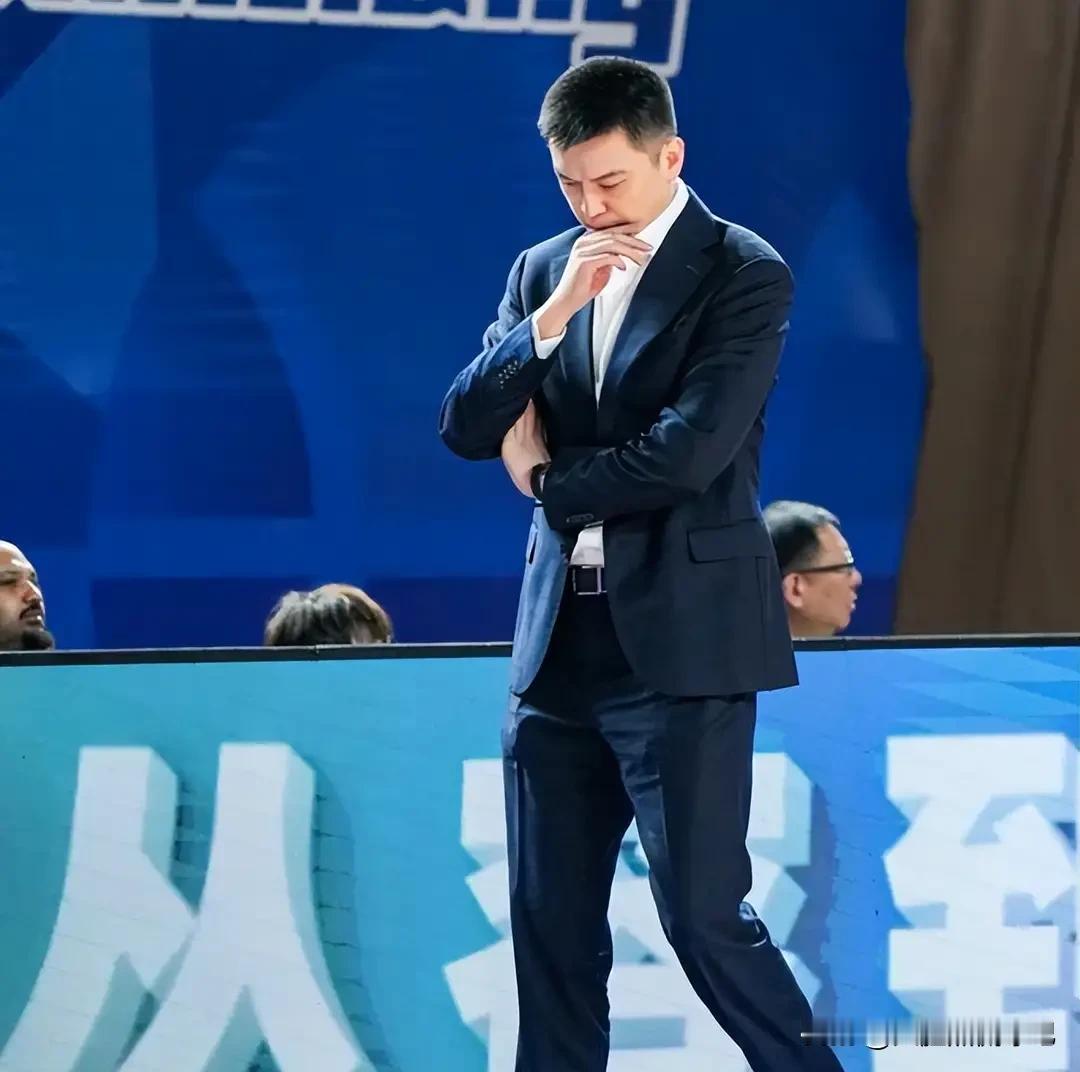 杨鸣也辞职了，下一个该谁了呢？今晚输给新疆男篮后，杨鸣也正式递交了辞呈！丁伟下课