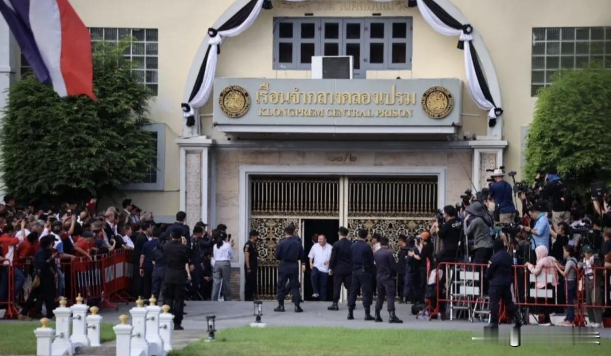佩通坦携家人接爸爸假释回家今早7点41分曼谷