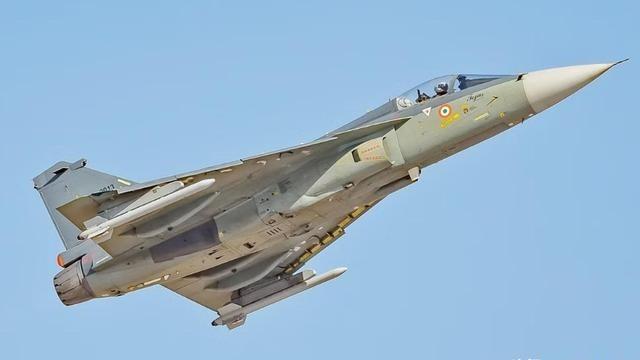 实话实说，一百家歼35也打不赢一架光辉，因为光辉战机是全隐身，天空中根本找不