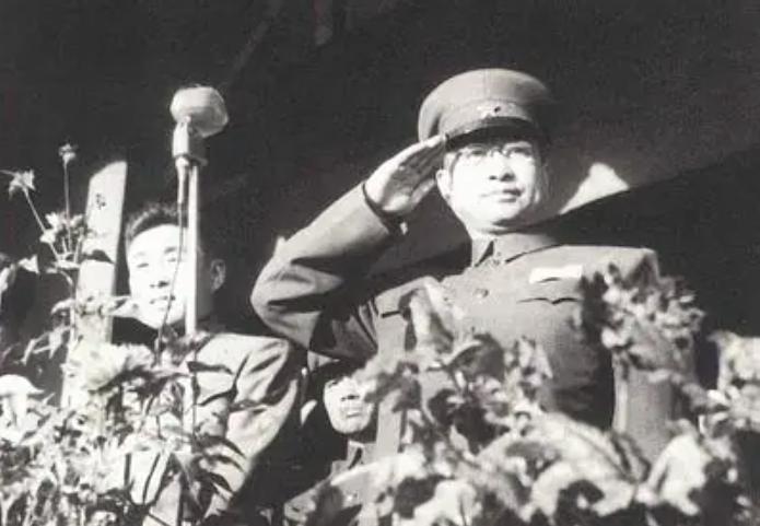 1960年夏季，哈军工院长陈赓正翻着材料，办公室门突然被推开，一个扎着大马尾的女