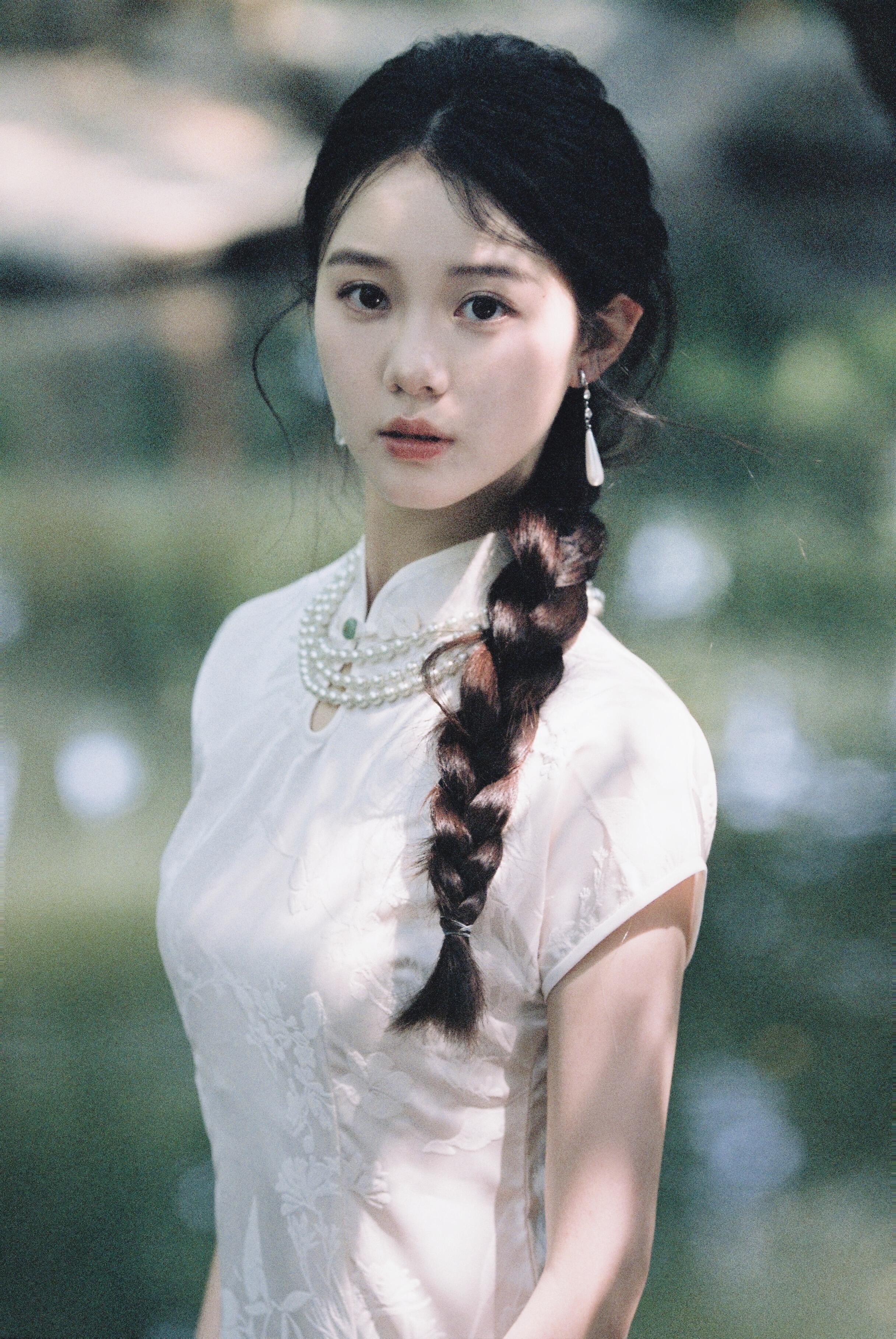 芒果主持人李瑜旗袍写真，温婉如玉，光脚丫简直是纯欲天花板