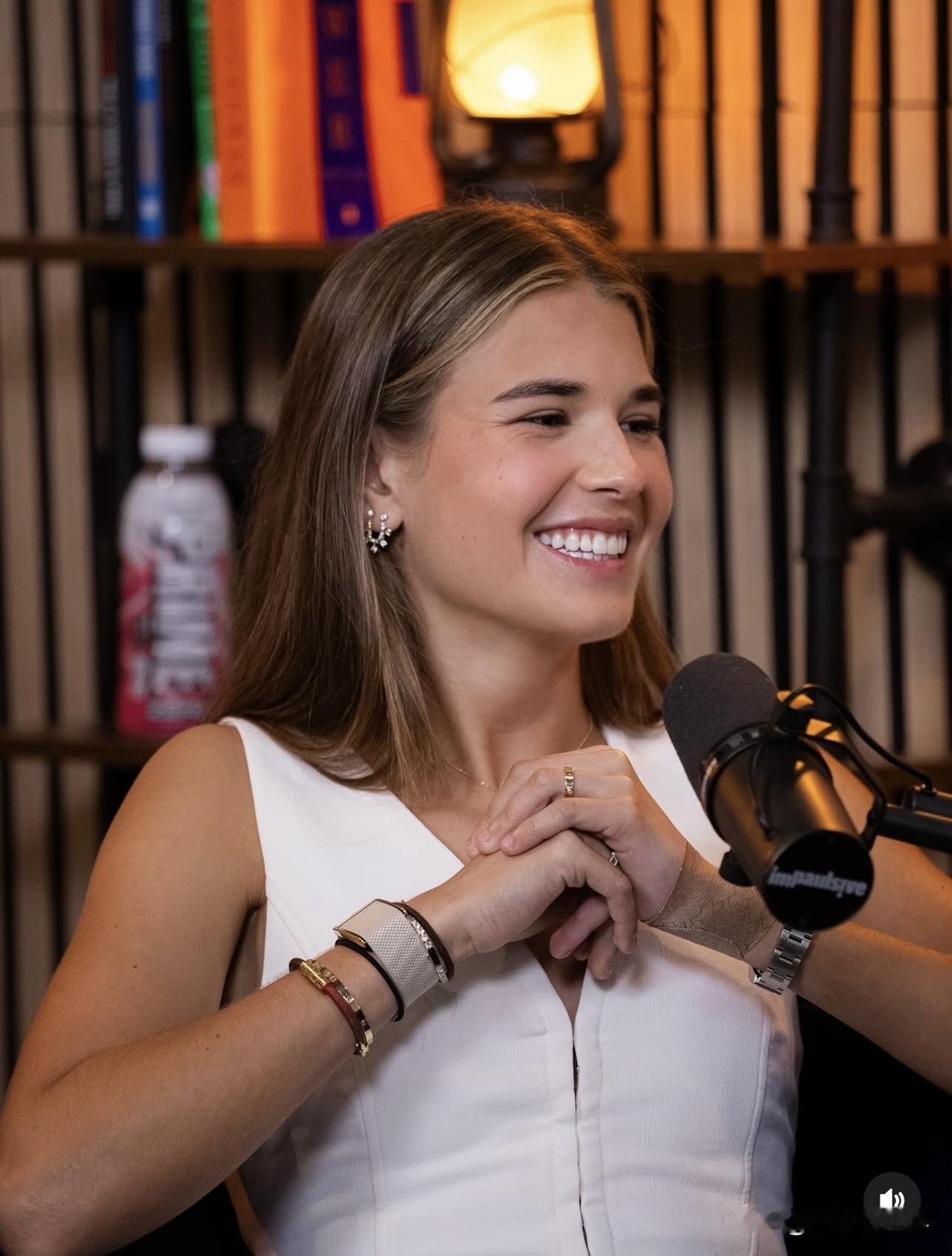 川普長孫女凱的第一次「播客」，很陽光、自信和美麗！Firstpodcas